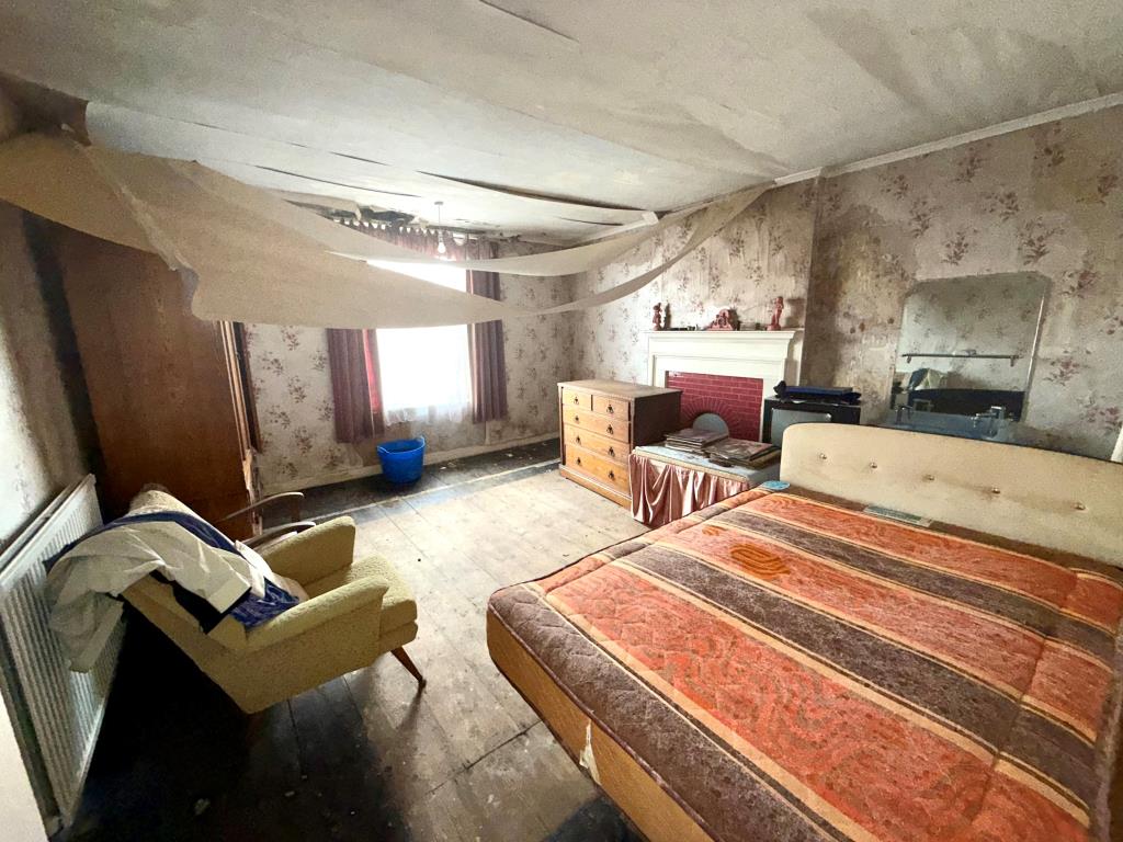 Lot: 141 - FIVE-BEDROOM PERIOD PROPERTY FOR REFURBISHMENT ON SITE WITH POTENTIAL - Bedroom one